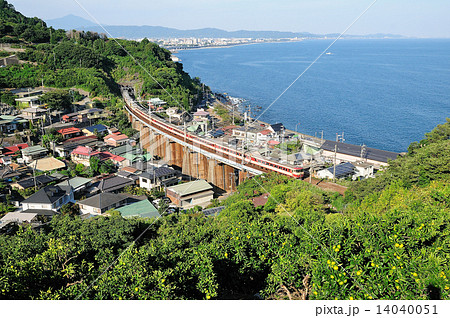 相模湾を見下ろす鉄橋を渡る東海道線の特急踊り子号 14040051