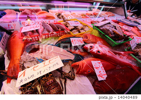 沖縄の魚市場 14040489