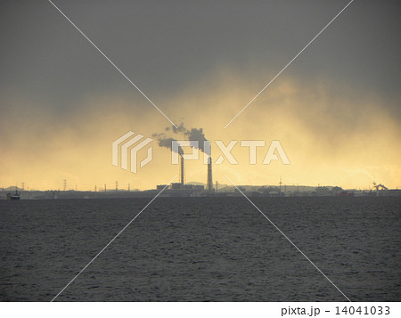 検見川浜から海を挟んだ海岸に市原の工場の煙が見えます 検見川浜から海を挟んだ海岸に市原の工場の煙が見えます 14041033