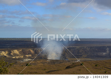 キラウエア火山の火口 14041309