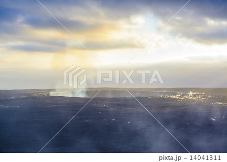 キラウエア火山の火口 キラウエア火山の火口 14041311