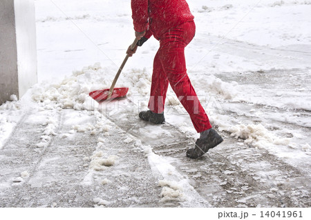 Worker removes snow 14041961
