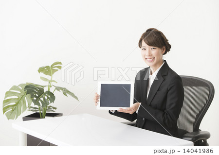 タブレット　スーツの女性（ビジネス） 14041986