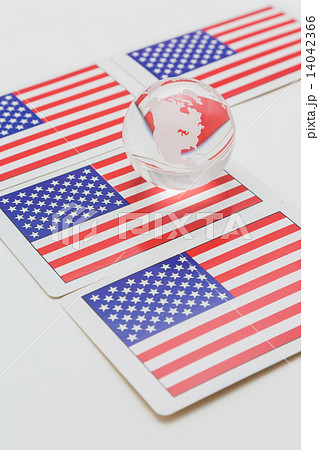 アメリカの旗と地球 アメリカの旗と地球 14042366