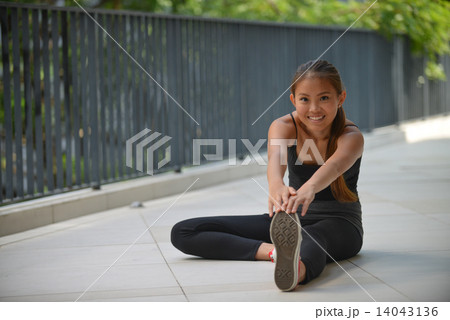 Mother and daughter day out for fitness exercise. 14043136