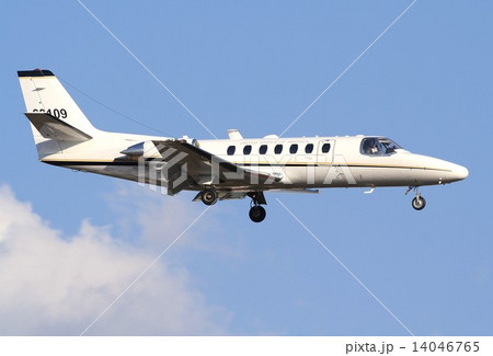 震災や災害時に物資輸送や人員輸送に活躍する飛行中の米陸軍UC-35Aサイテーション輸送機 14046765