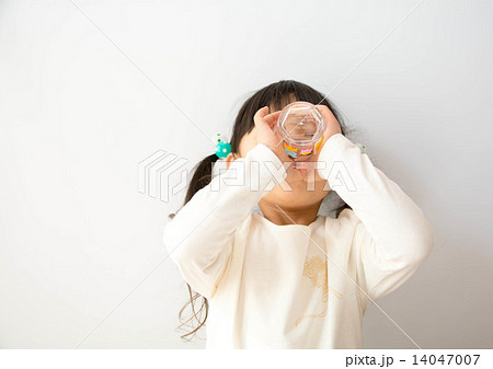 コップで水を飲む女の子 14047007