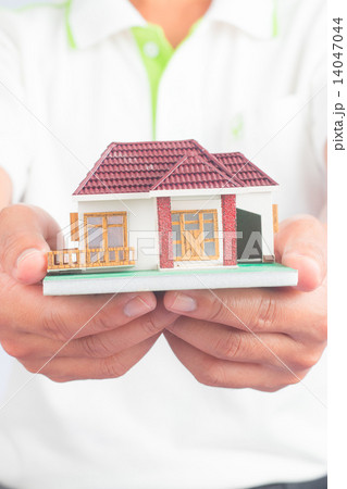 Man holding house model Man holding house model 14047044