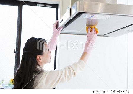 掃除をする若い女性 14047377