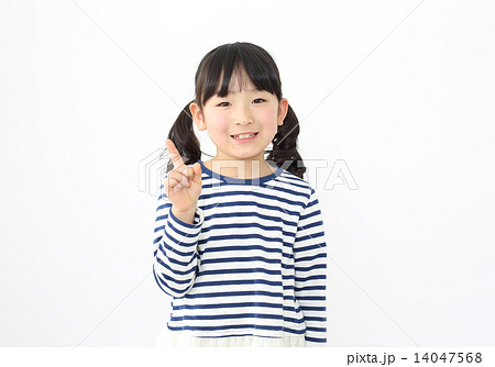 案内する女の子 14047568