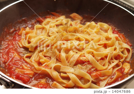 パスタとトマトソースをからめる パスタとトマトソースをからめる 14047686