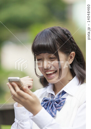 女子校生  スマートフォン　ガッツポーズ 14048460