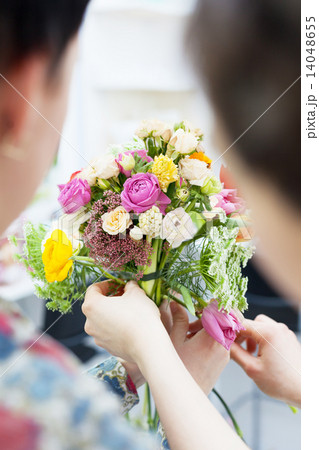 Two florists create amazing bouquet Two florists create amazing bouquet 14048655