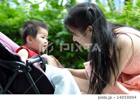 Chinese mother and baby playing along promenade 14050004