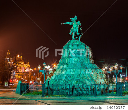 The Bogdan Khmelnitsky monument and Mikhailovsky monastery in Ky 14050327