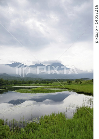 知床連山と一湖 知床連山と一湖 14052216