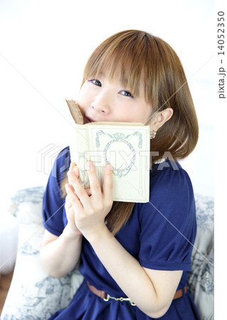 読書する女性 読書する女性 14052350