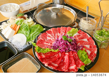 しゃぶしゃぶ　日本料理　 Japanese food "shabu-shabu" of the slice meat 14053674