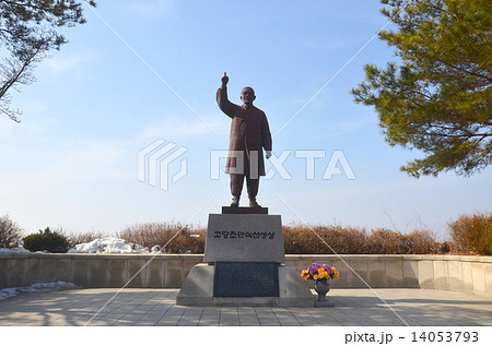 韓国　統一展望台のチョ・マンシク像 14053793