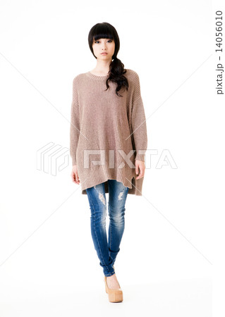 Young attractive Asian woma Young attractive Asian woma 14056010