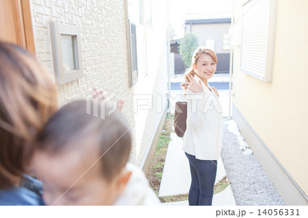 strong woman　six months old 14056331