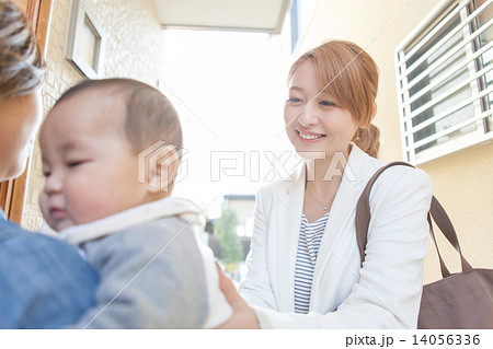 strong woman　six months old 14056336