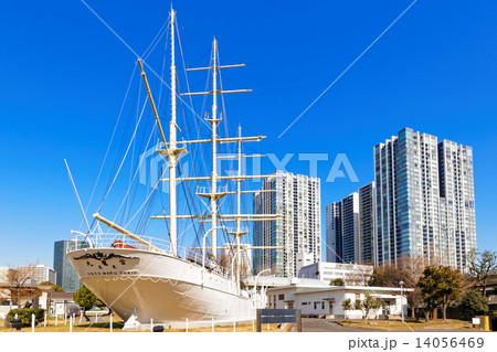 研究練習船・雲鷹丸と青空 14056469