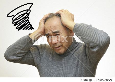 悩んでいる60代の男性 悩んでいる60代の男性 14057059