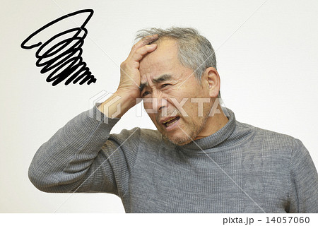 悩んでいる60代の男性 14057060