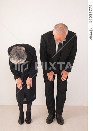 喪服姿のシニア 喪服姿のシニア 14057774