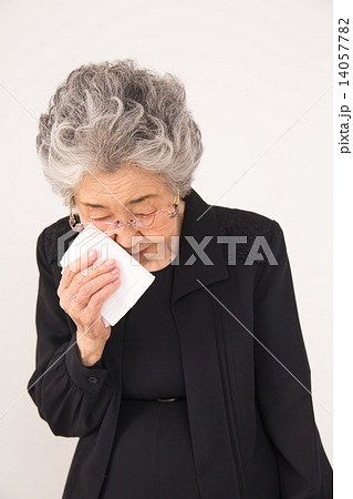 喪服姿のシニア 喪服姿のシニア 14057782