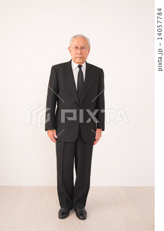 喪服姿のシニア 14057784