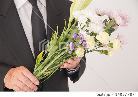 喪服姿のシニア 14057787