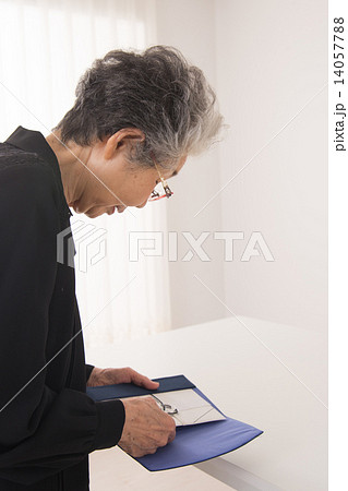 喪服姿のシニア 14057788
