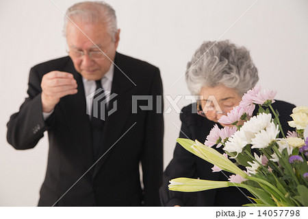 喪服姿のシニア 14057798