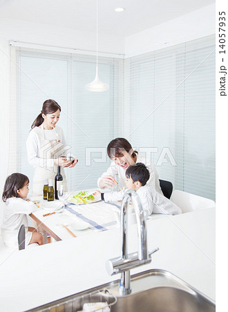 ダイニングキッチンに集う家族 ダイニングキッチンに集う家族 14057935