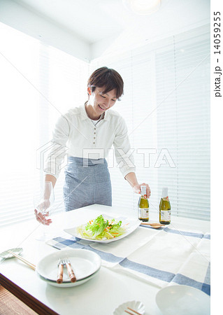 エプロンをつけた男性 14059255