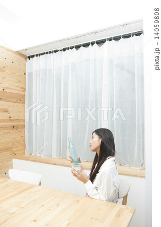 一休みする若い女性 14059808