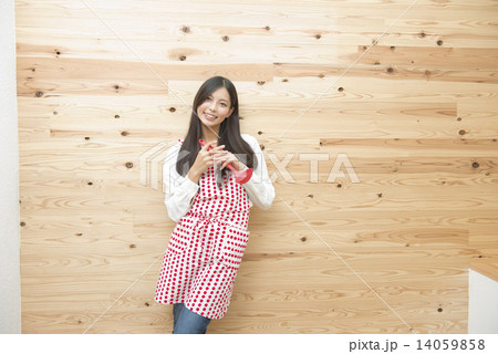 赤いおたまを持つ女性 14059858