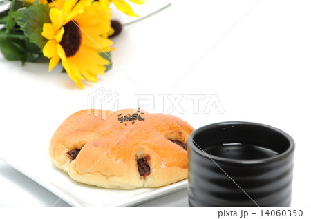 Red bean bread with green tea 14060350