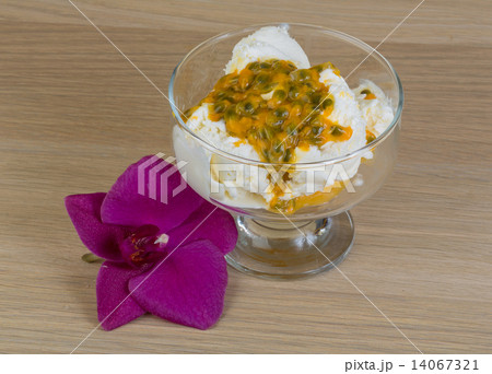 Ice cream with passion fruit 14067321