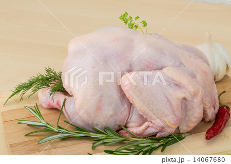 Raw chicken 14067680