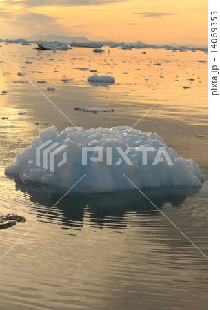 グリーンランド氷河白夜クルーズ（Glaciers in Greenland - the midnight sun tour) 14069353