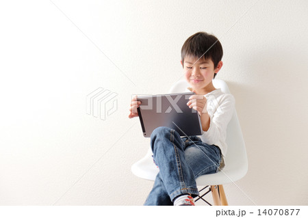 タブレットと男の子 14070877
