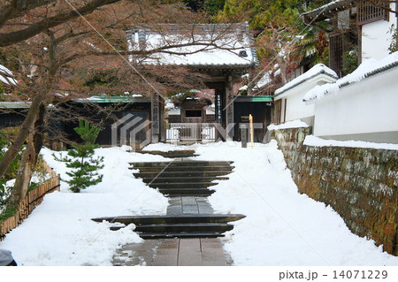 積雪の円覚寺境内 14071229