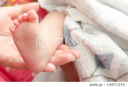 足 赤ちゃん 足裏 ママ 手 の写真素材