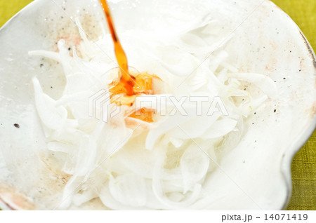 静岡県産の新たまねぎサラダ（白たまねぎオニオンサラダ）です。ポン酢ドレッシング。 14071419