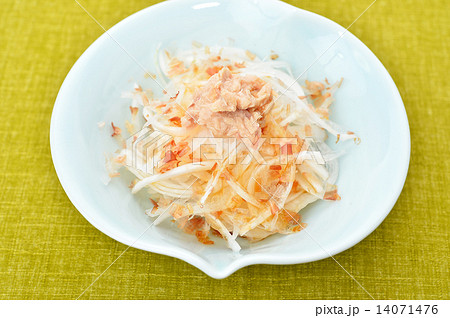 静岡県産の新たまねぎサラダ 白たまねぎオニオンサラダ ツナ缶 鰹節 ポン酢ドレッシング の写真素材