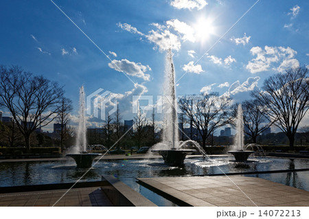 和田倉噴水公園の太陽の日射しを浴びる大噴水 14072213