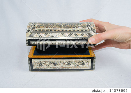 寄木細工の箱を開ける女性の手 14073695